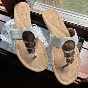 New in box Alfani Women's fluerr open toe white thong Slide Sandal Size 8M